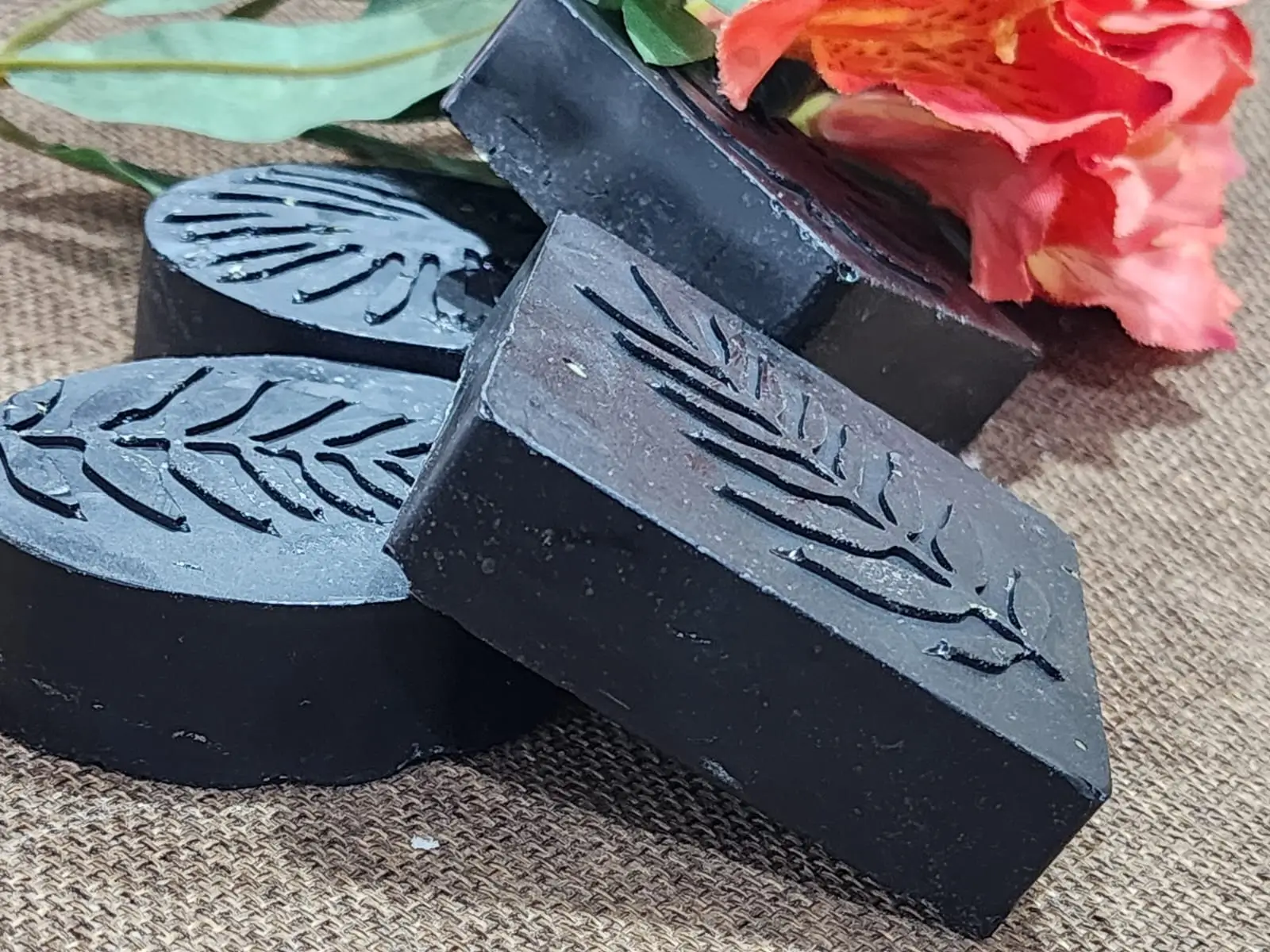 Lush di Vie handmade activated charcoal soap with shea butter for deep cleansing — Pakistan